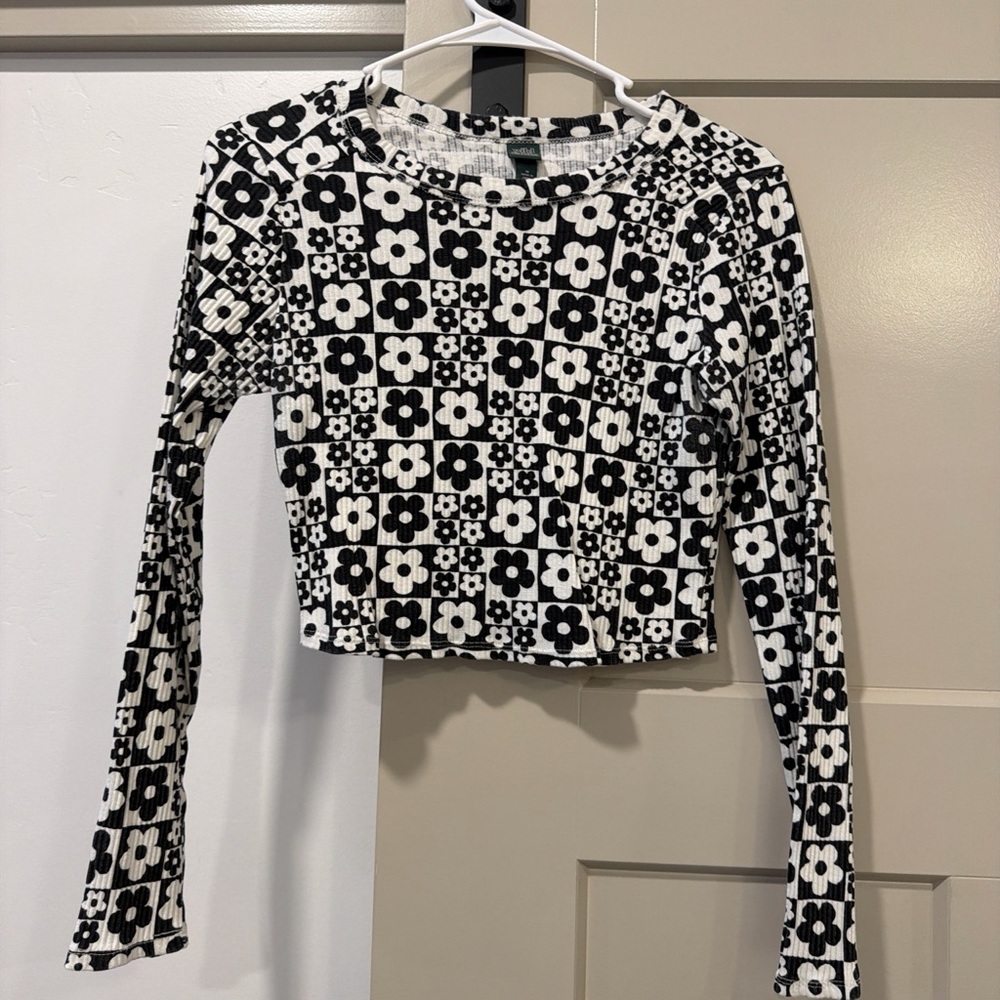 Wild Fable Black and White Floral Long Sleeve Top